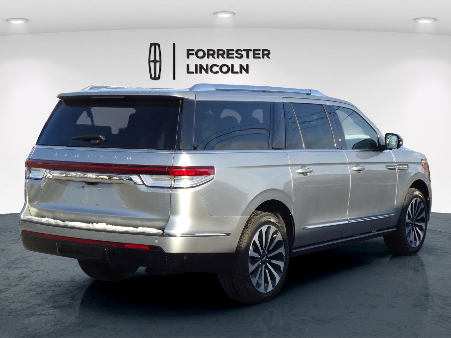 Used 2024 Lincoln Navigator L Reserve image 3