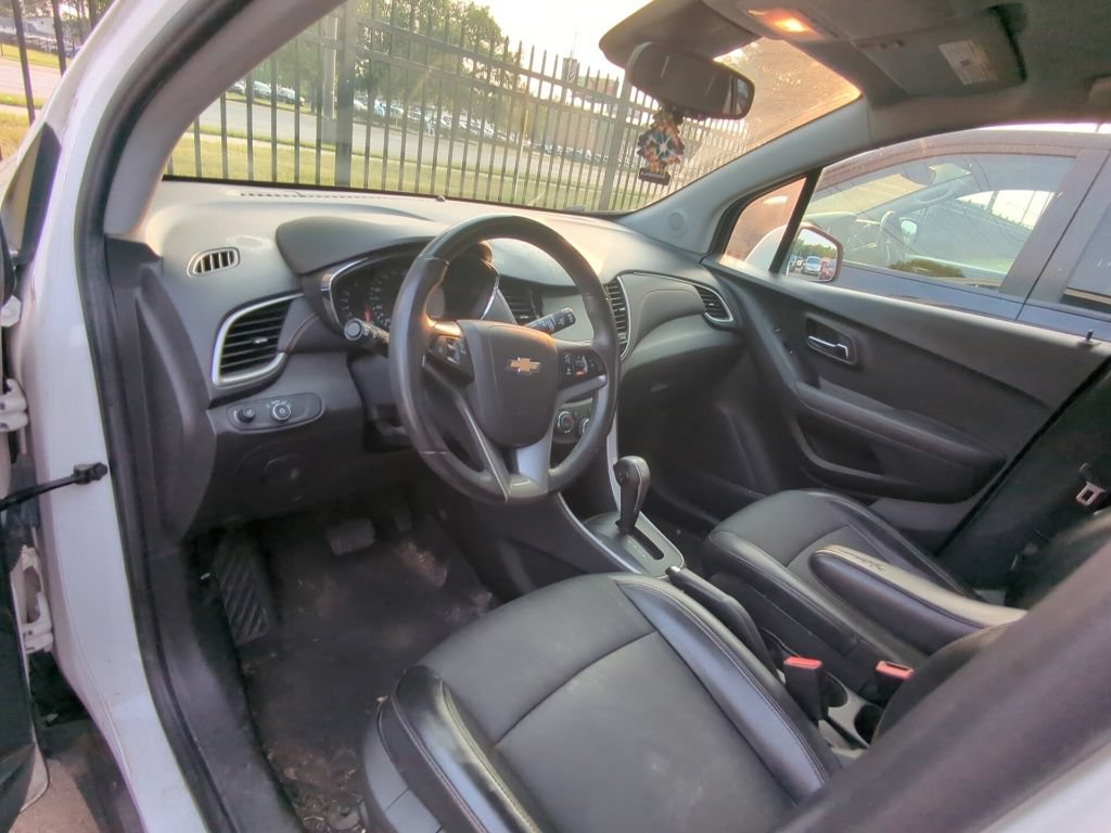 Used 2017 Chevrolet Trax LT w/ LT Convenience Package FWD image 7