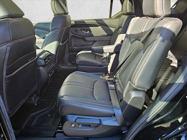 Used 2025 Honda Pilot TrailSport image 18