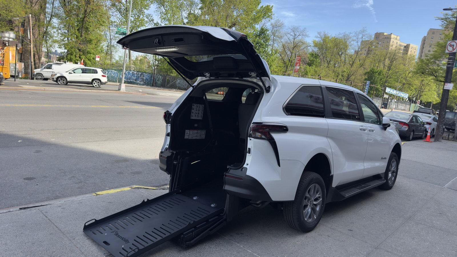 Used 2026 Toyota Sienna LE FWD image 9