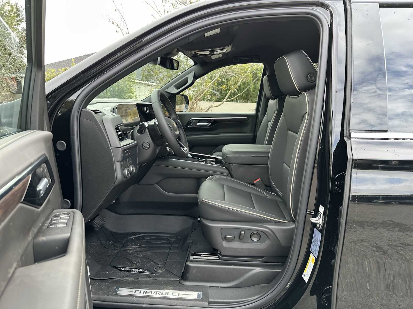 New 2026 Chevrolet Suburban Premier image 2