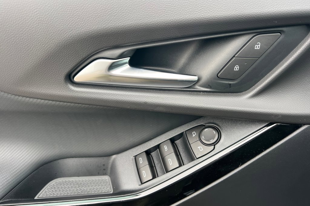 New 2026 Chevrolet Equinox LT w/ Convenience Package II image 8