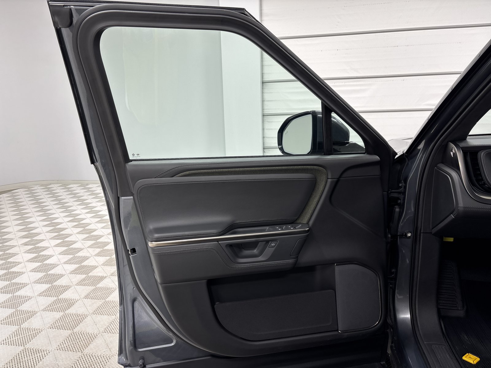 Used 2025 Rivian R1S Adventure AWD/4WD image 16