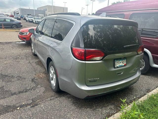 Used 2017 Chrysler Pacifica Premium FWD image 4