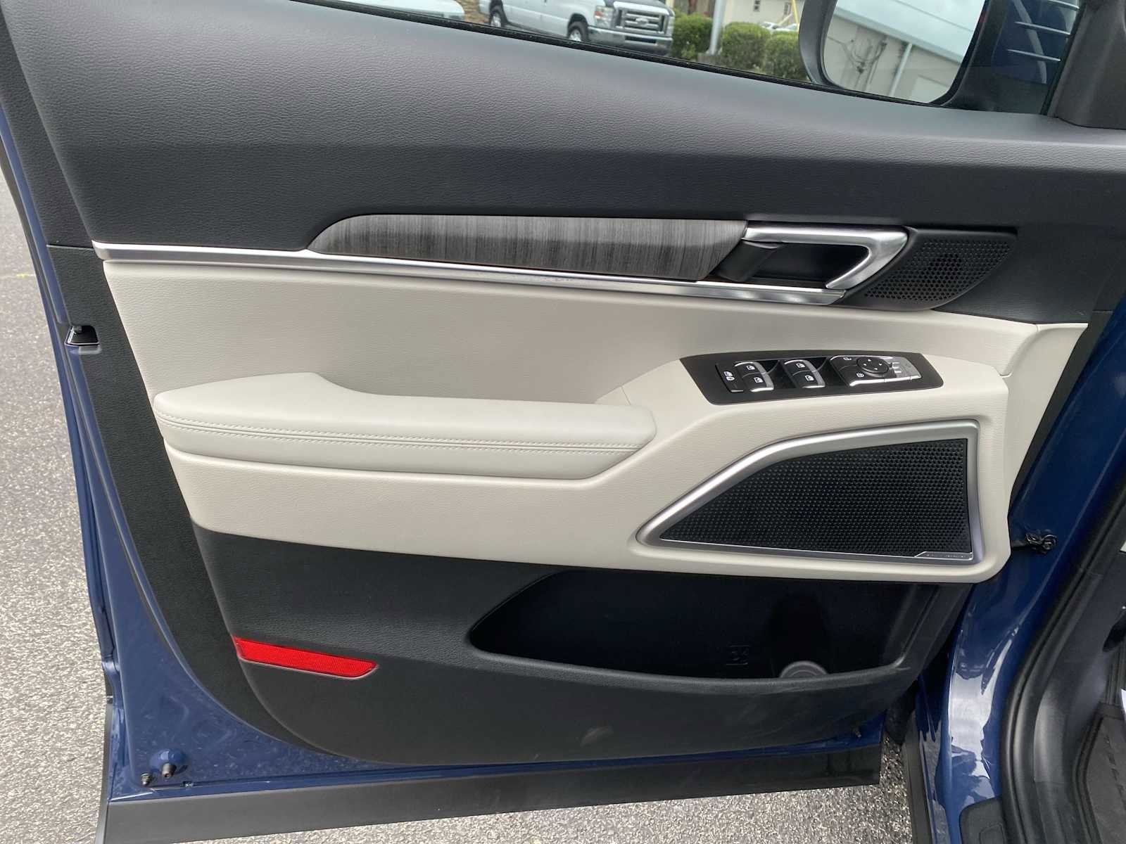 Used 2025 Kia Telluride EX w/ EX Captain's Chair Package FWD image 27