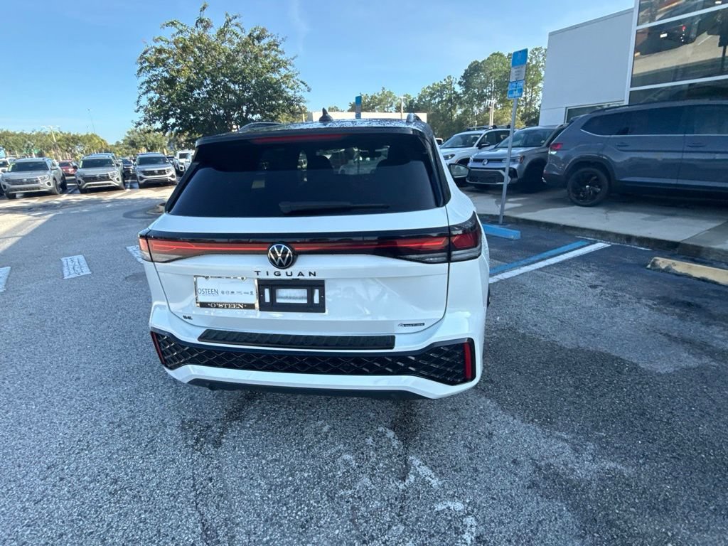 Certified 2025 Volkswagen Tiguan SE R-Line AWD/4WD image 9