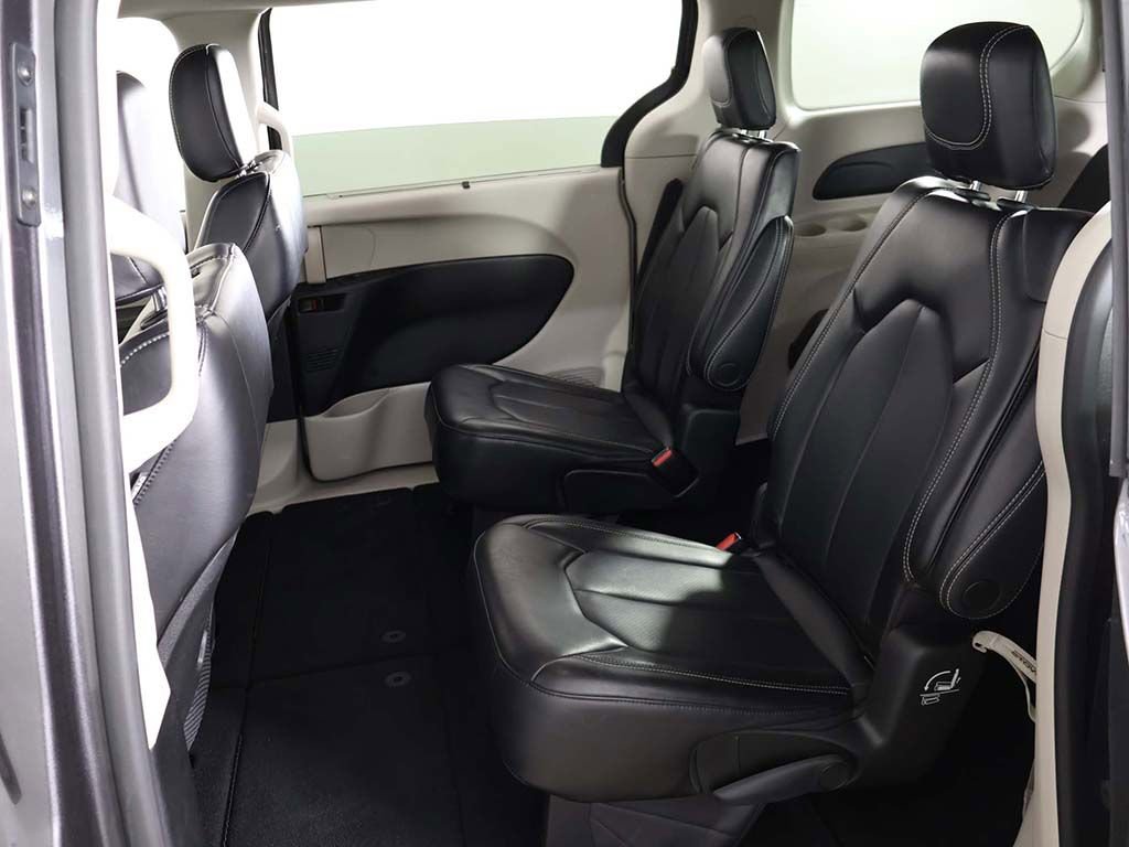 Used 2023 Chrysler Pacifica Touring-L FWD image 33