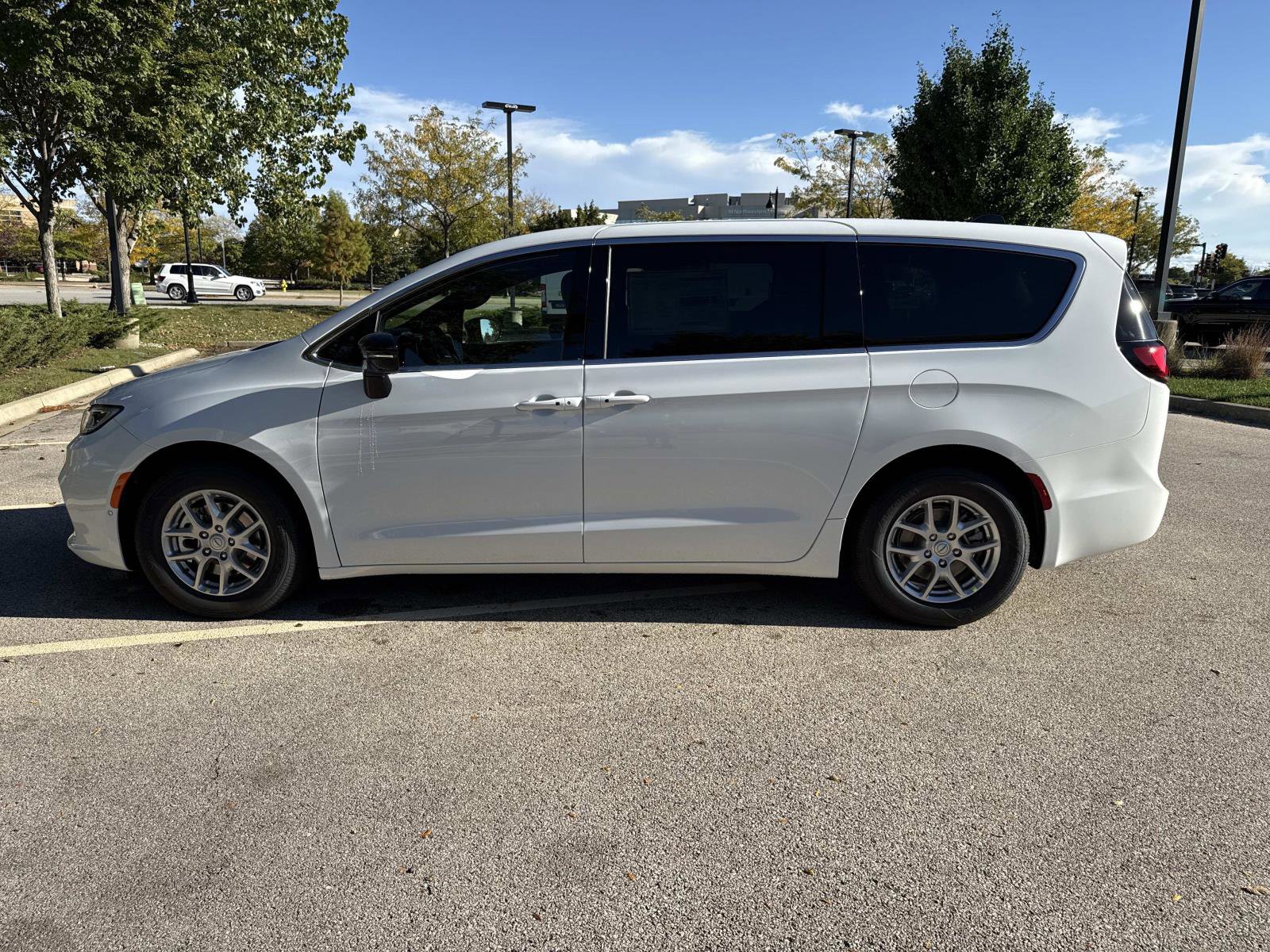 New 2026 Chrysler Pacifica Select image 8