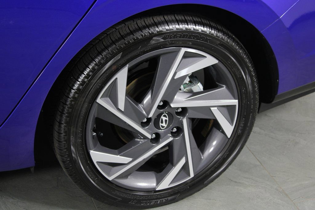 Certified 2025 Hyundai Elantra SEL image 11
