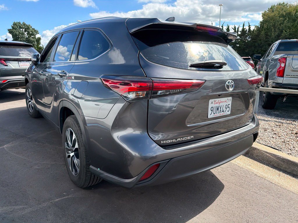 Used 2025 Toyota Highlander XLE FWD image 3