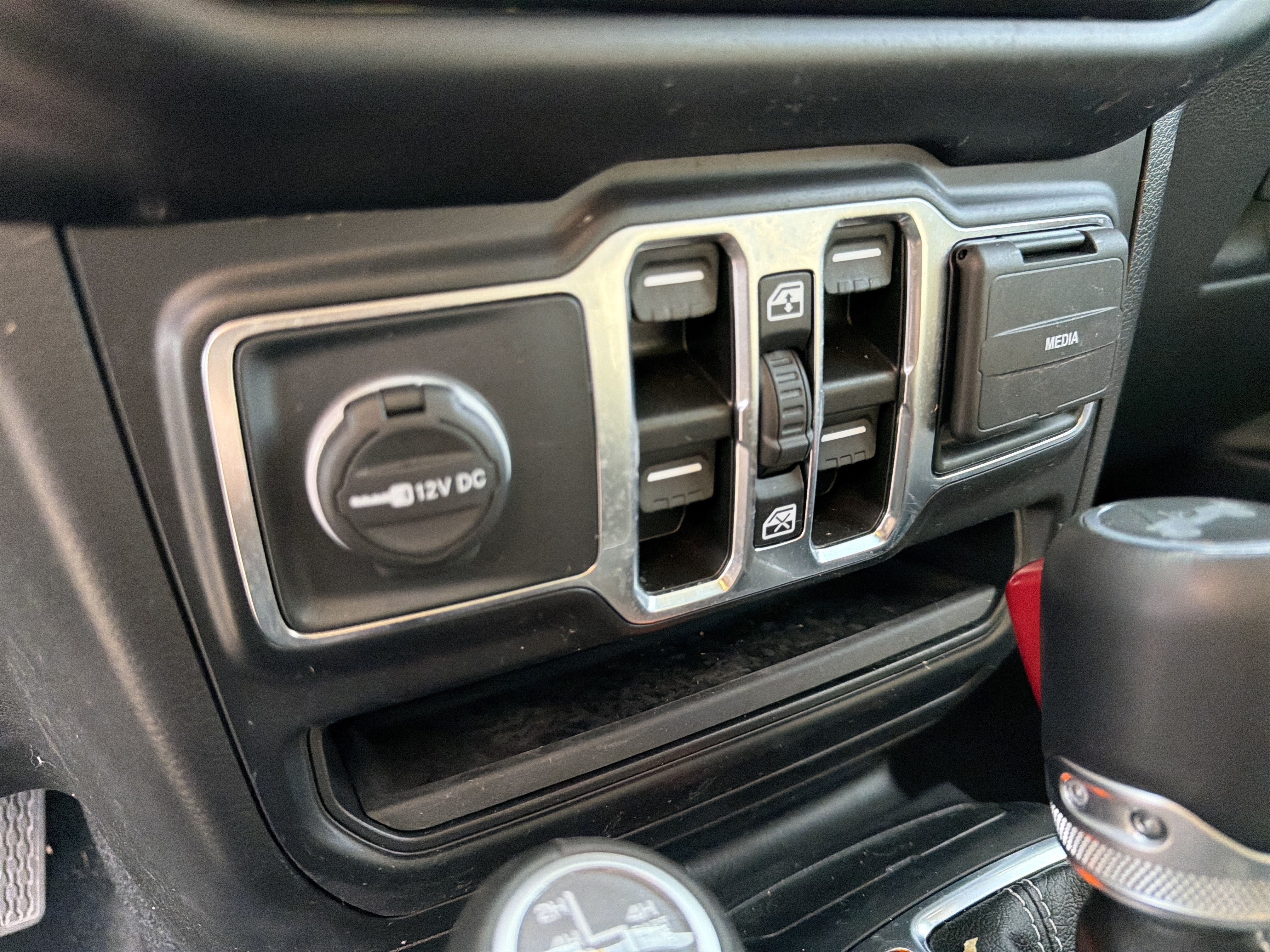 Certified 2022 Jeep Wrangler Unlimited Sahara w/ Cold Weather Group AWD/4WD image 17
