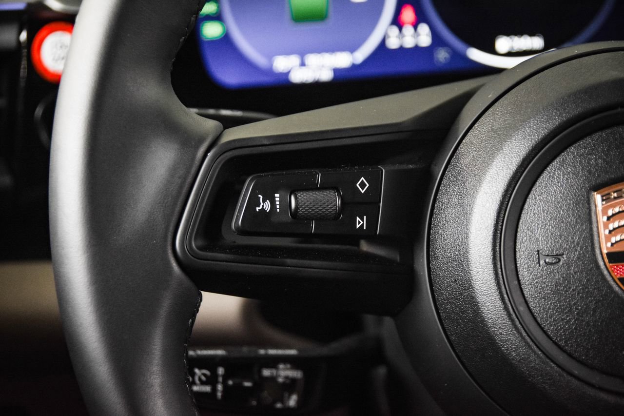 Certified 2025 Porsche Macan Electric image 17