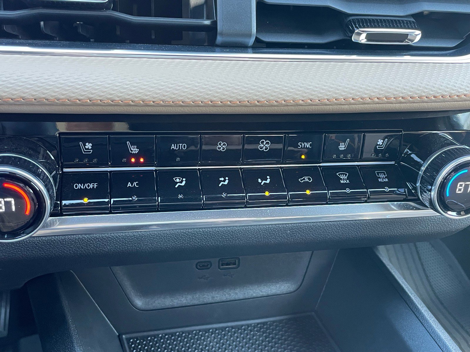 Used 2025 Chevrolet Equinox ACTIV w/ Convenience Package III image 9