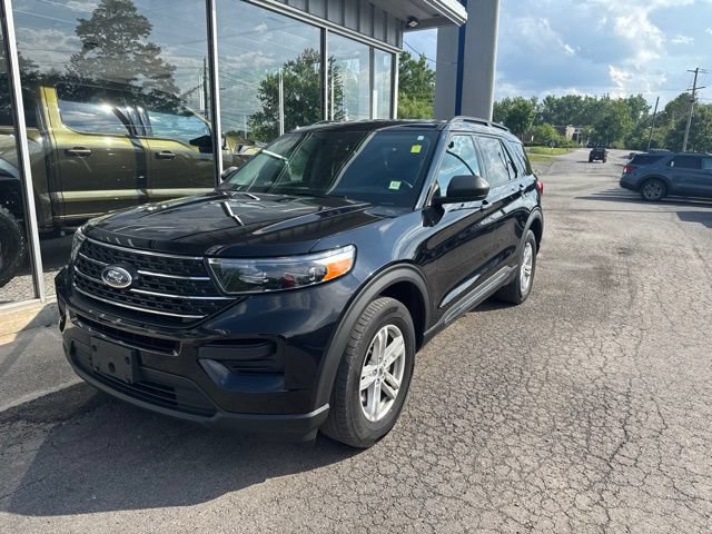 Used 2023 Ford Explorer XLT AWD/4WD image 3