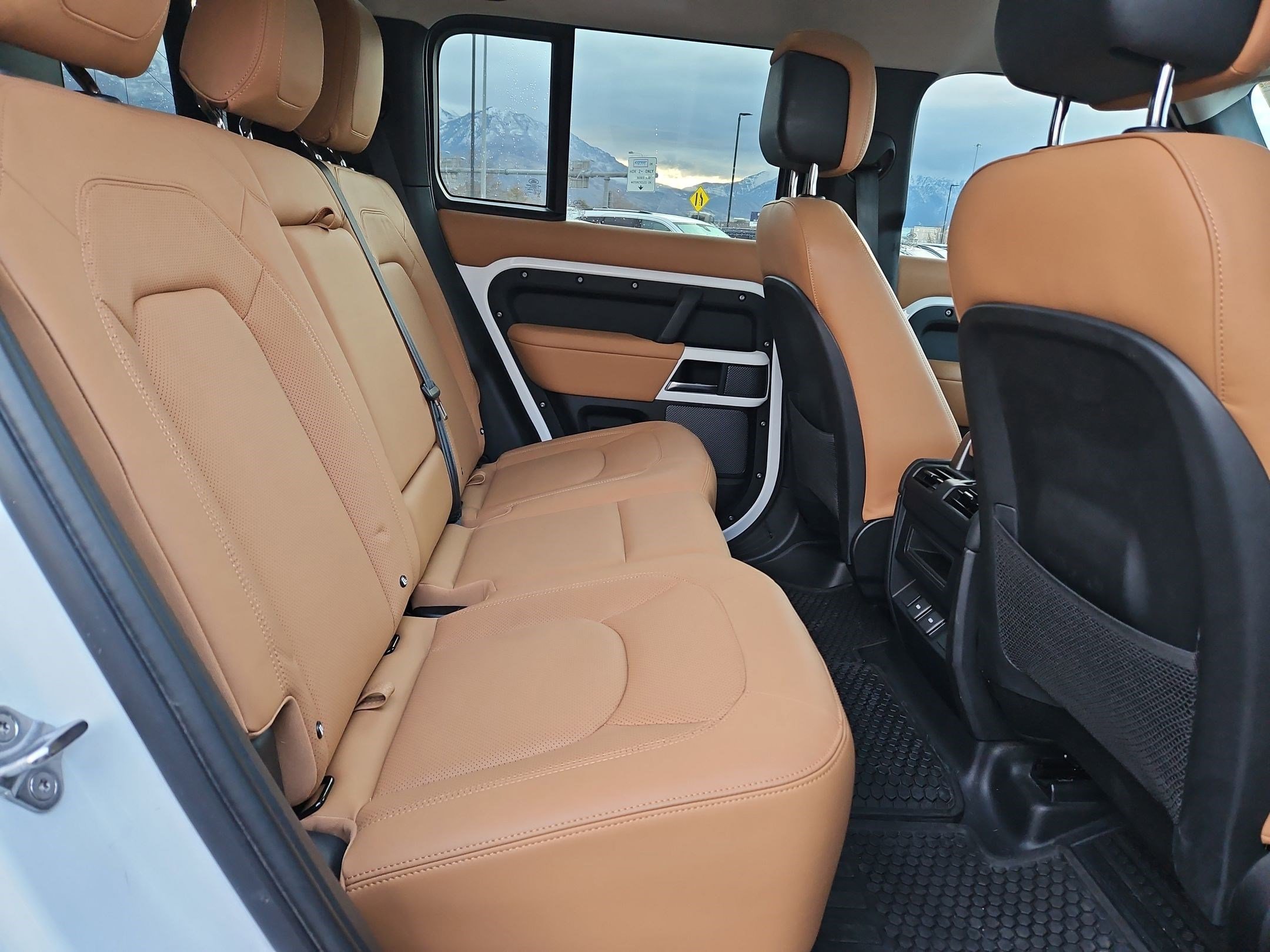 Used 2023 Land Rover Defender 110 SE image 34