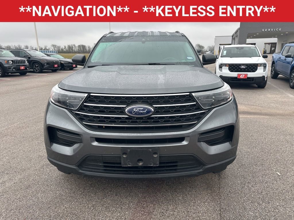 Used 2022 Ford Explorer XLT image 2