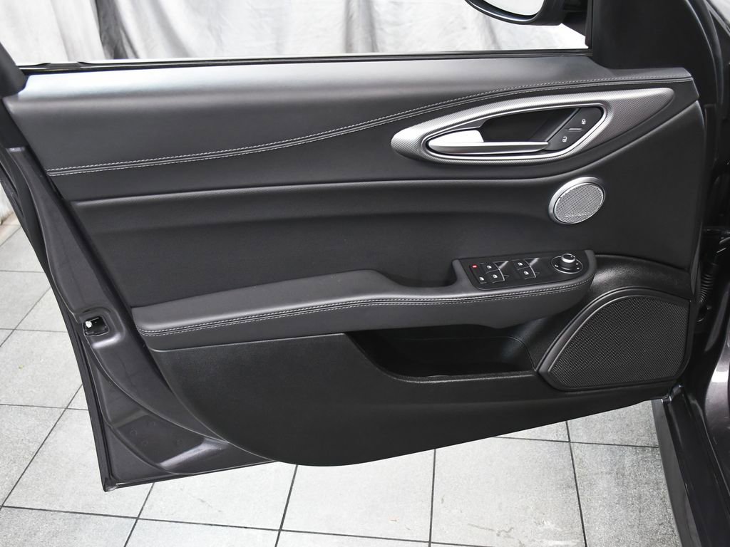 Used 2024 Alfa Romeo Giulia Ti AWD/4WD image 9