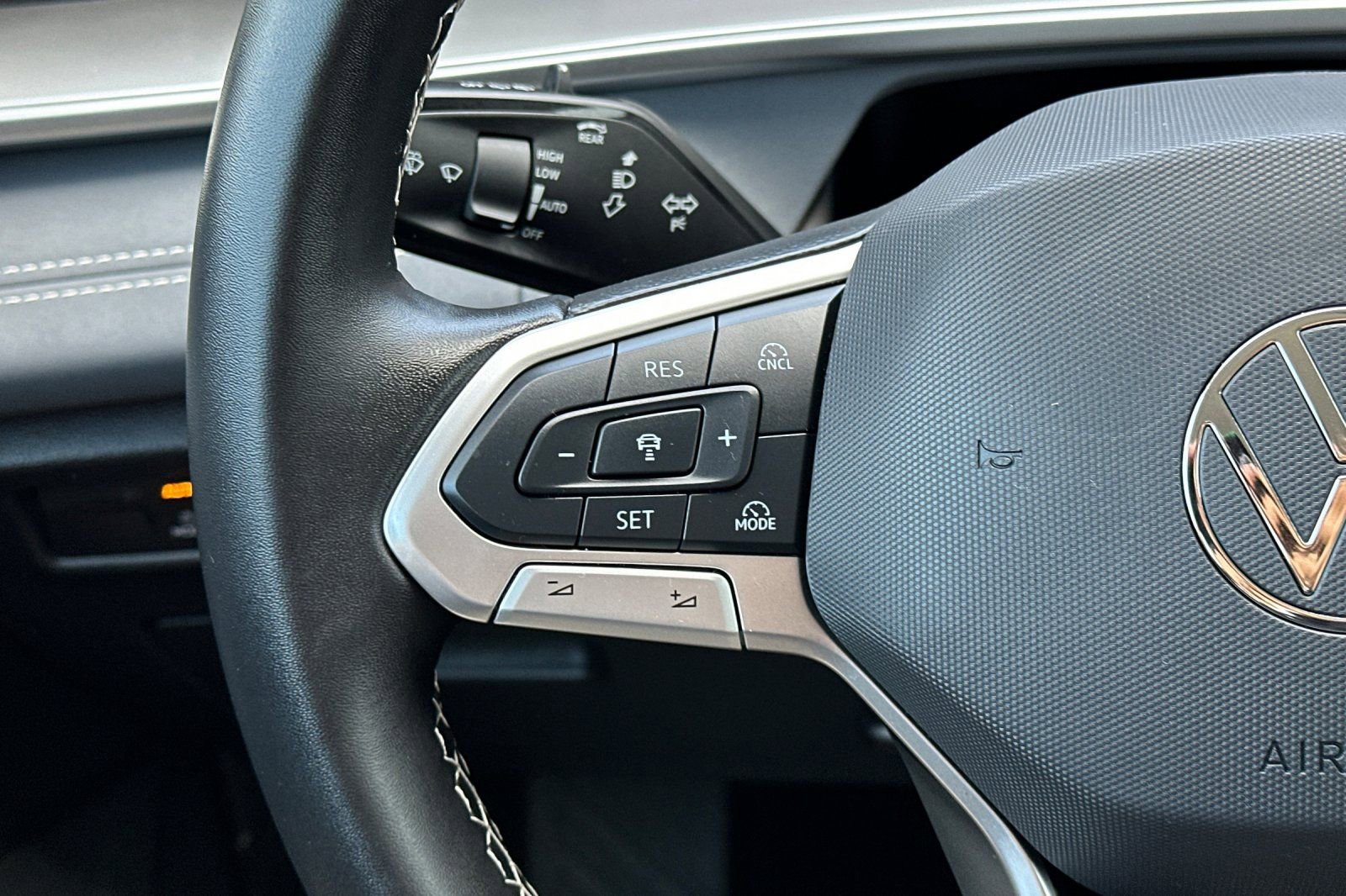 Used 2025 Volkswagen Tiguan SE FWD image 31