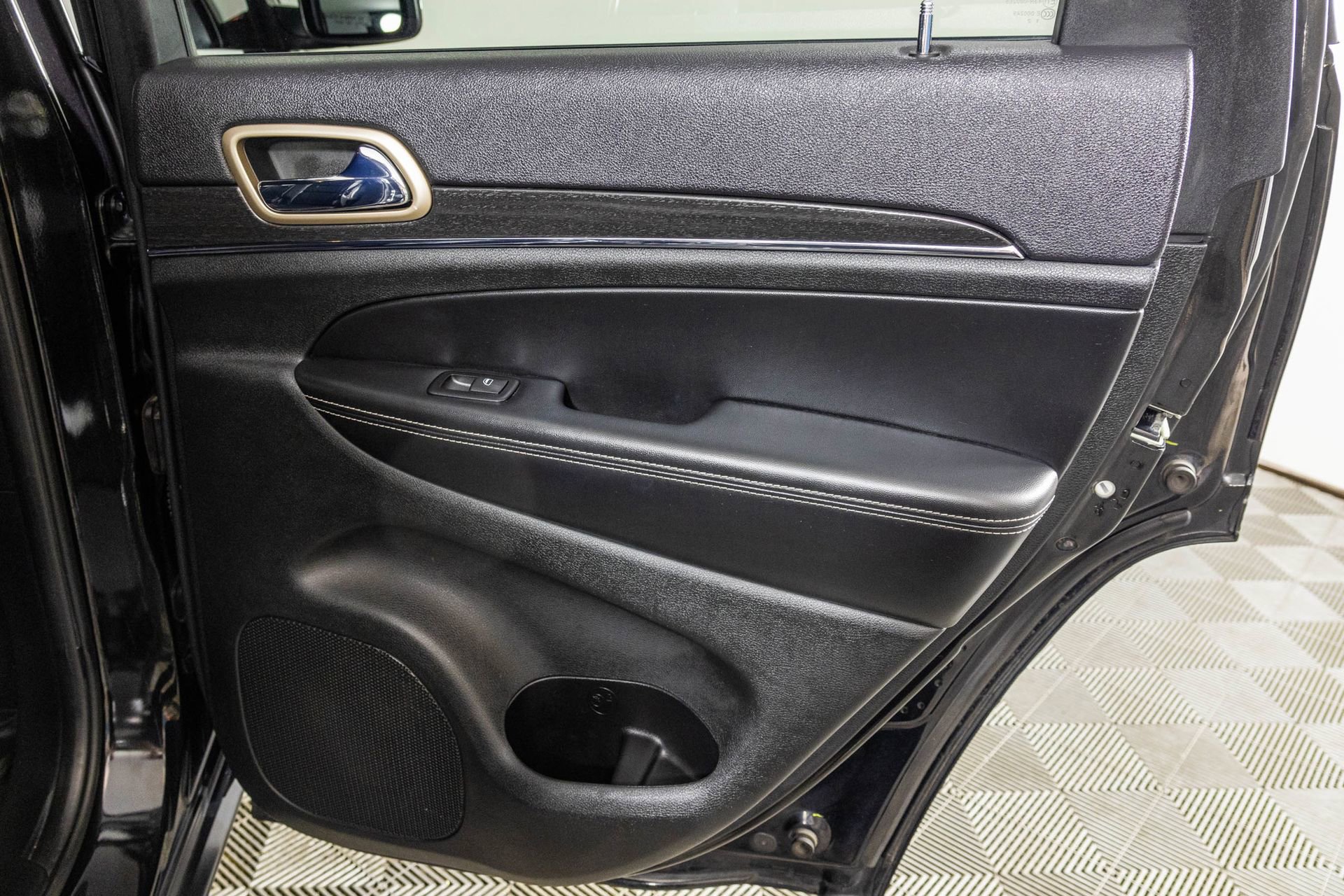 Used 2015 Jeep Grand Cherokee Limited image 47