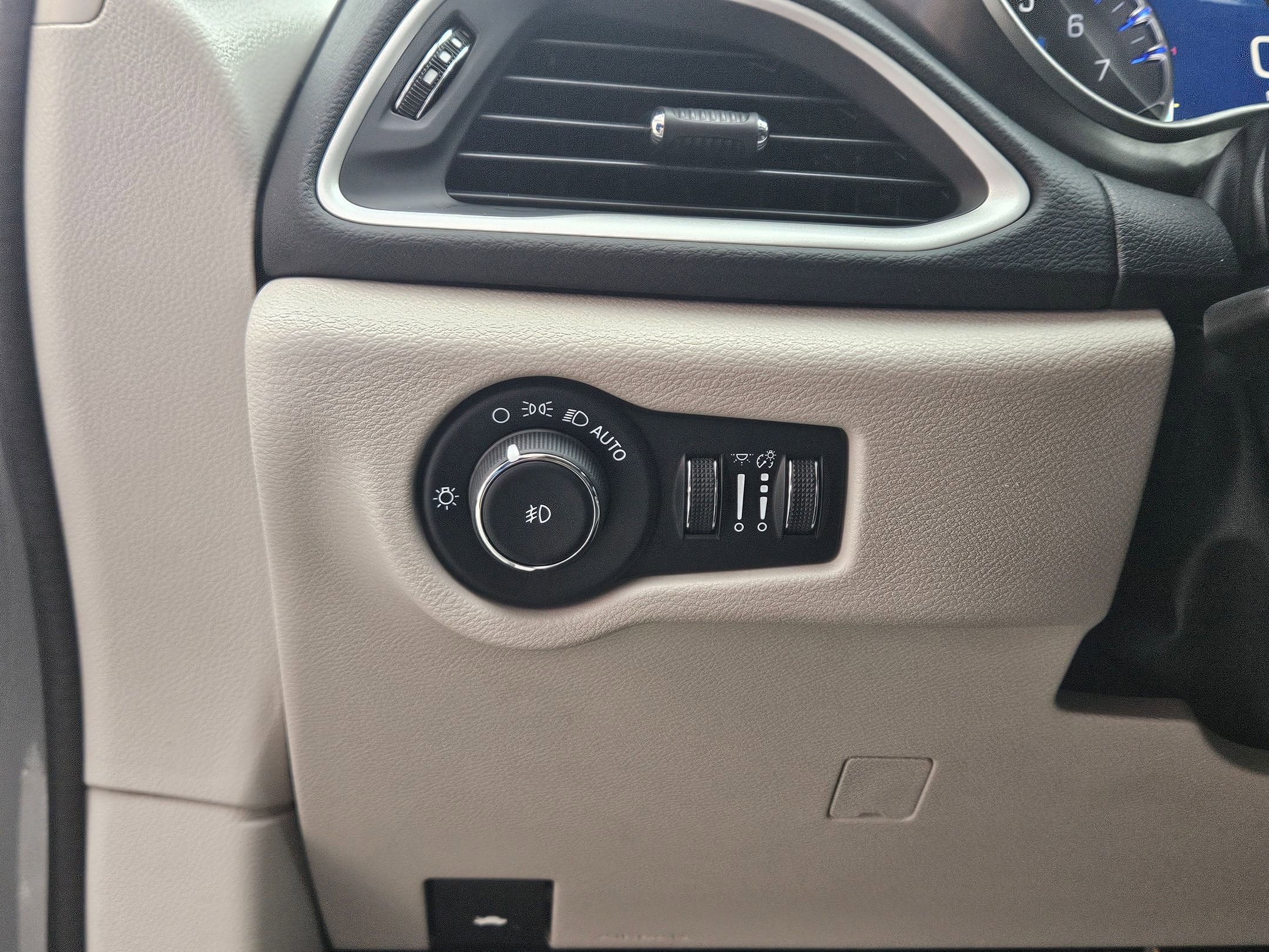 Used 2023 Chrysler Pacifica Touring-L image 19