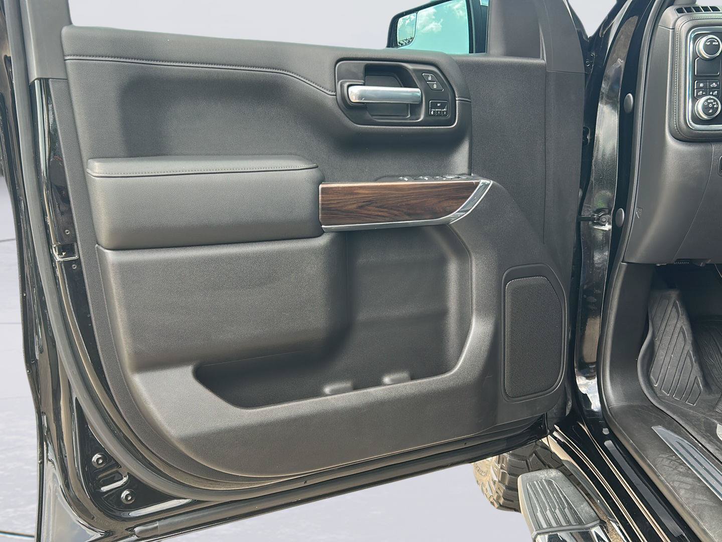 Used 2021 GMC Sierra 1500 SLT RWD image 8