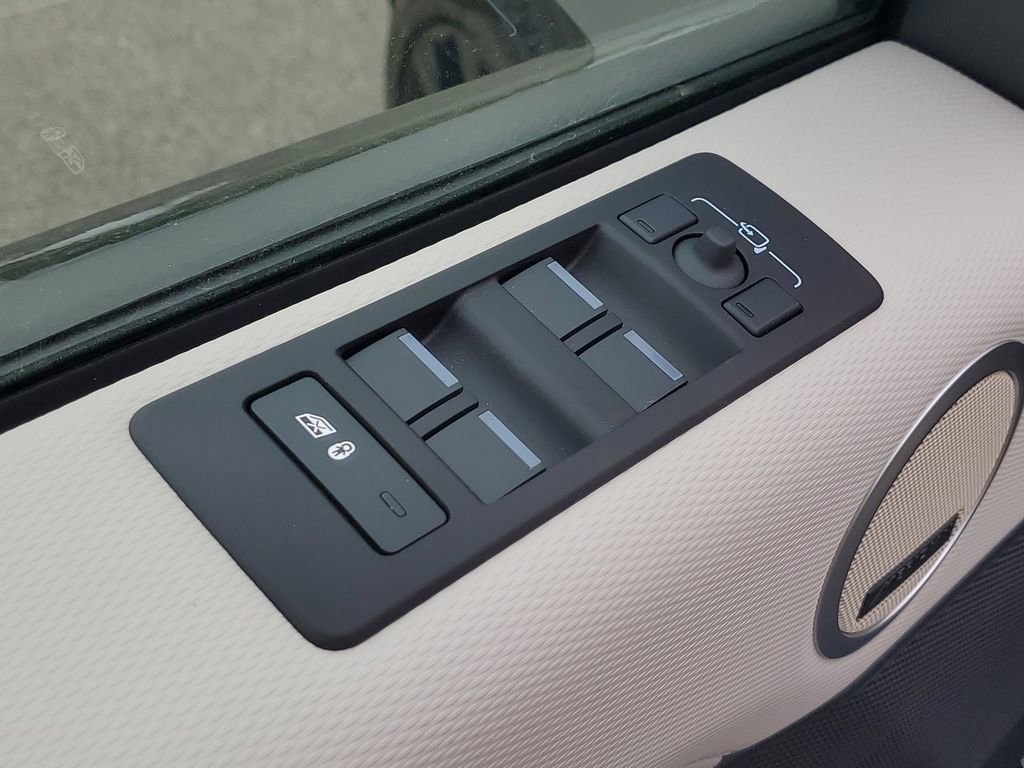 New 2026 Land Rover Discovery Dynamic SE image 12