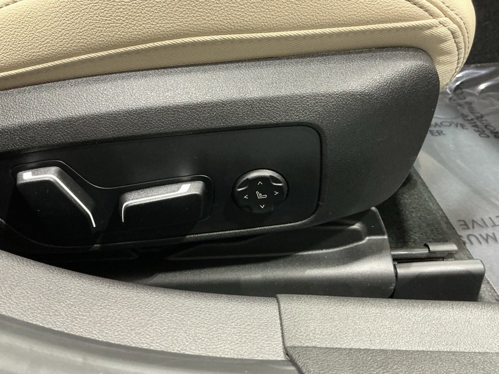 Used 2025 BMW 330i Sedan w/ Convenience Package image 28