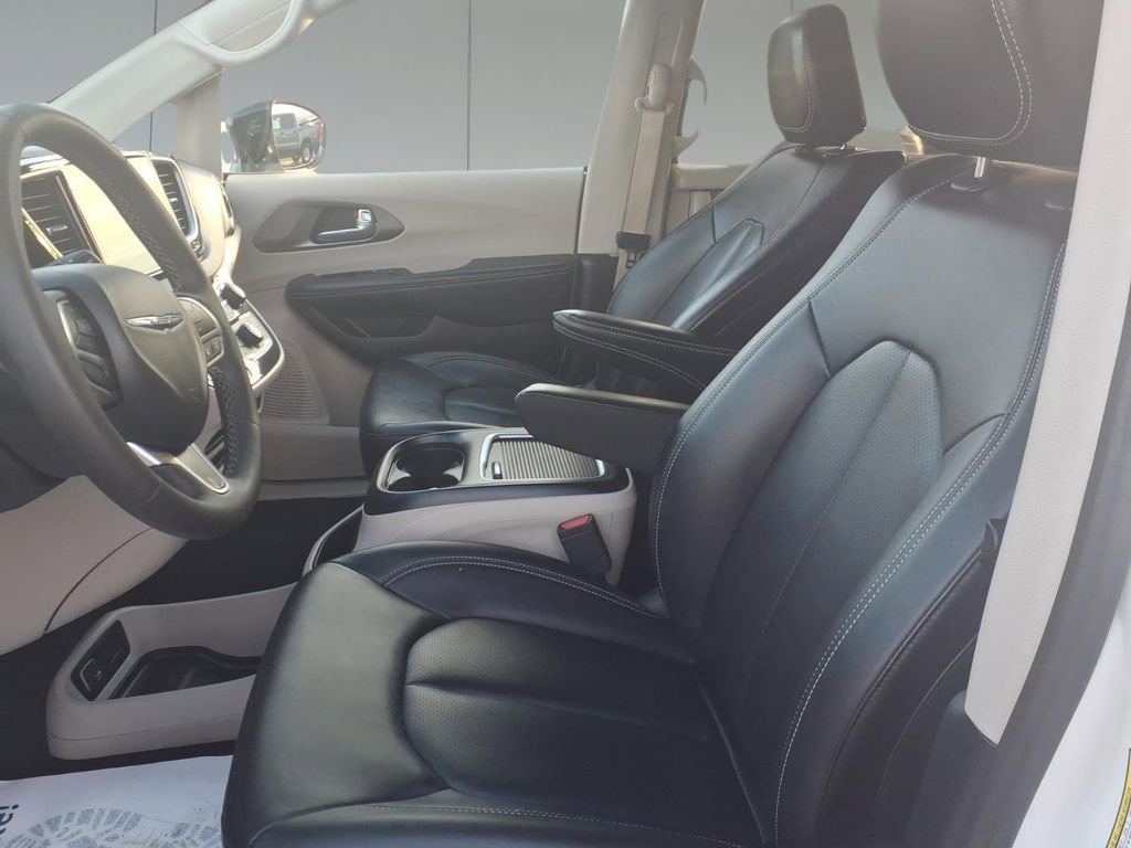 Used 2024 Chrysler Pacifica Touring-L image 12