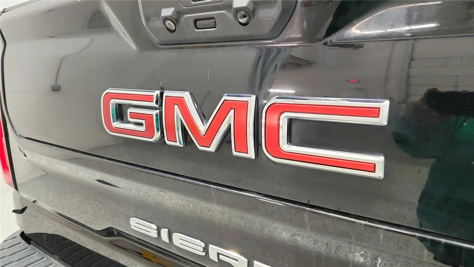 Used 2023 GMC Sierra 1500 SLT w/ SLT Premium Plus Package AWD/4WD image 17