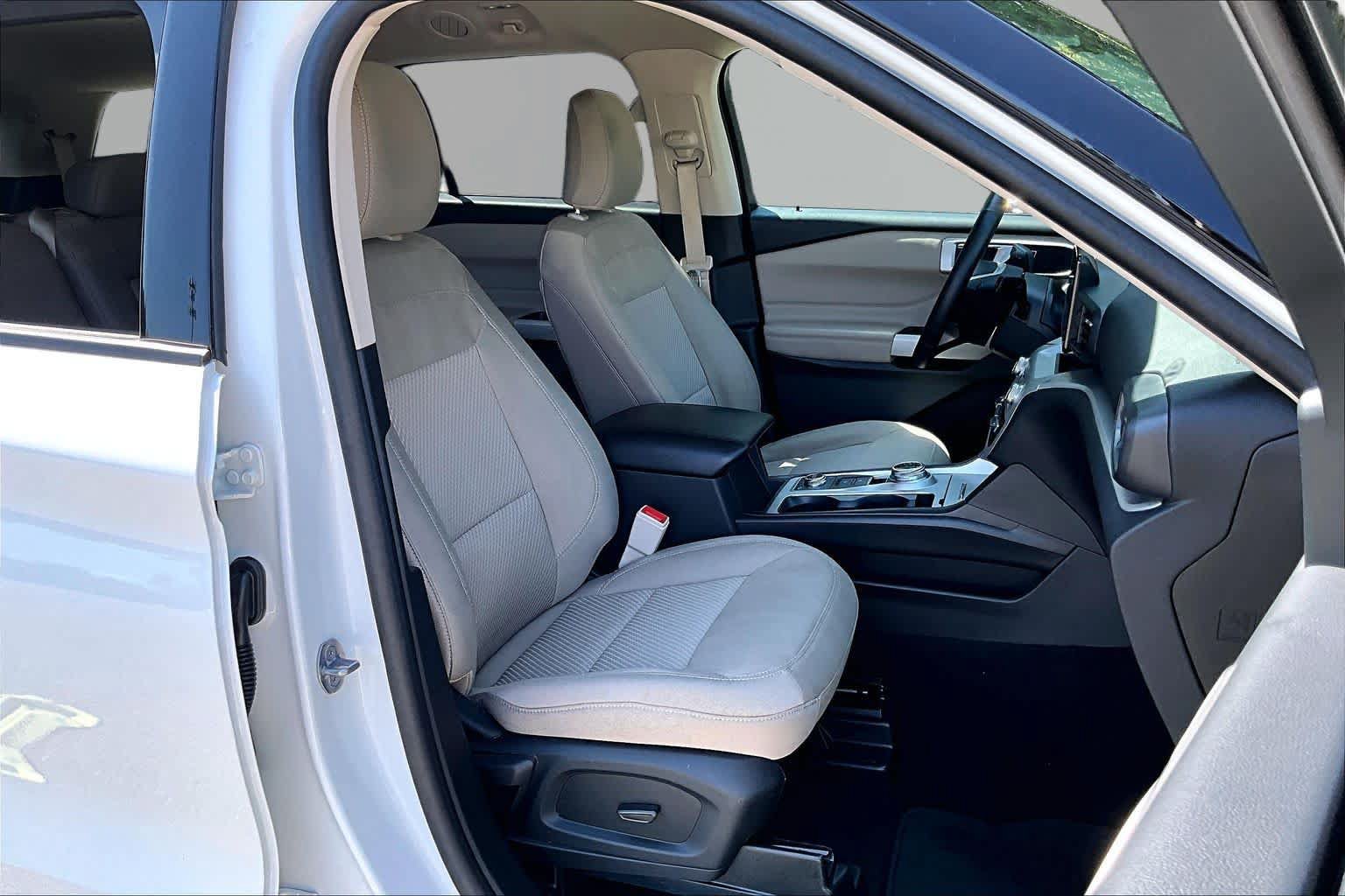 Used 2024 Ford Explorer XLT AWD/4WD image 9