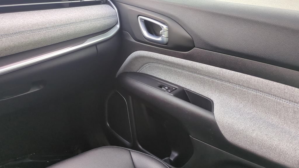Used 2025 Jeep Compass Latitude AWD/4WD image 13