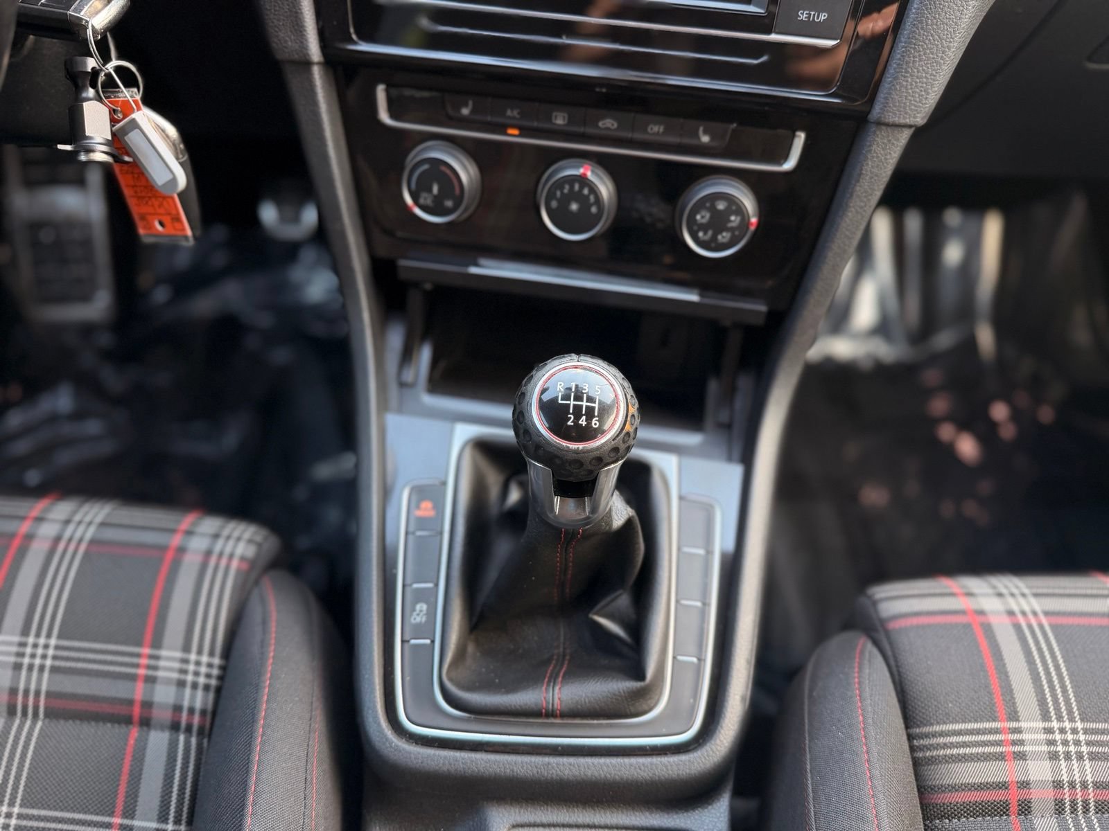 Used 2018 Volkswagen GTI SE FWD image 28