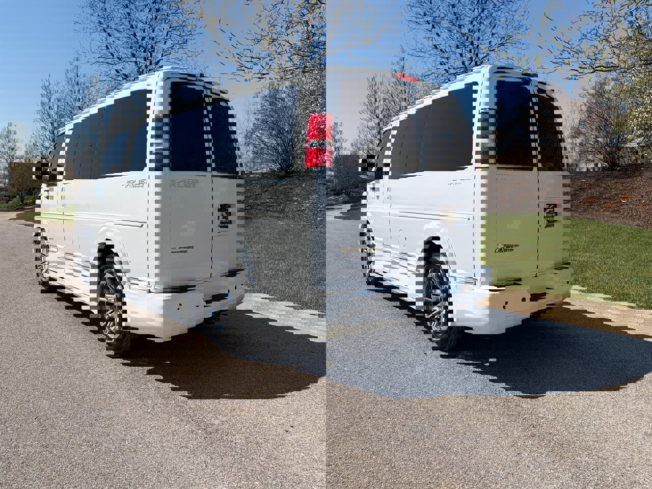 Used 2016 Chevrolet Express 2500 image 7