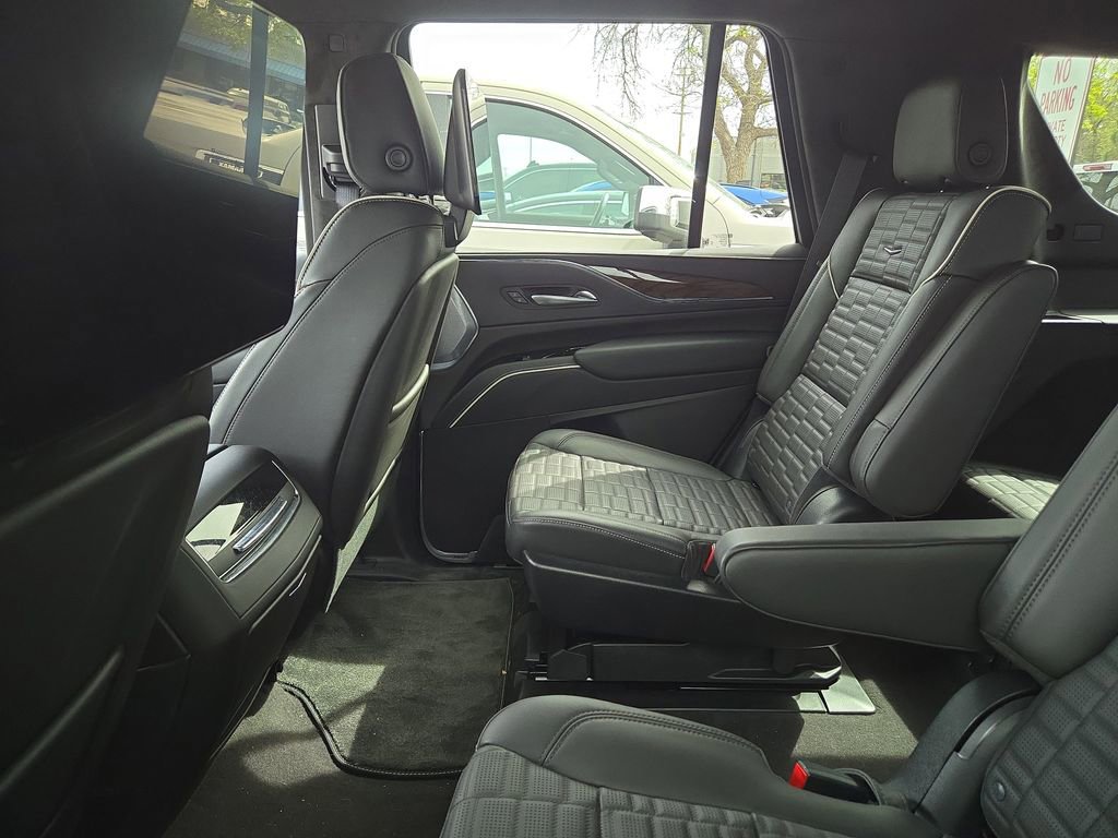 Certified 2023 Cadillac Escalade Sport Platinum w/ Heavy-Duty Trailer Package image 9