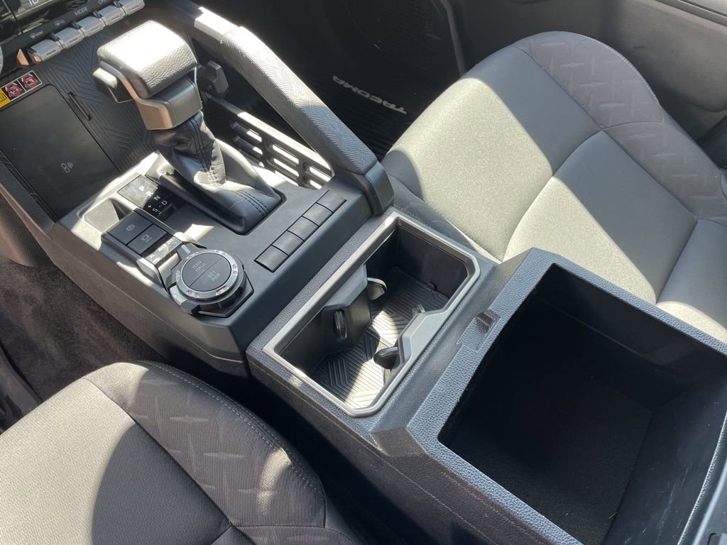 Used 2024 Toyota Tacoma SR5 AWD/4WD image 9