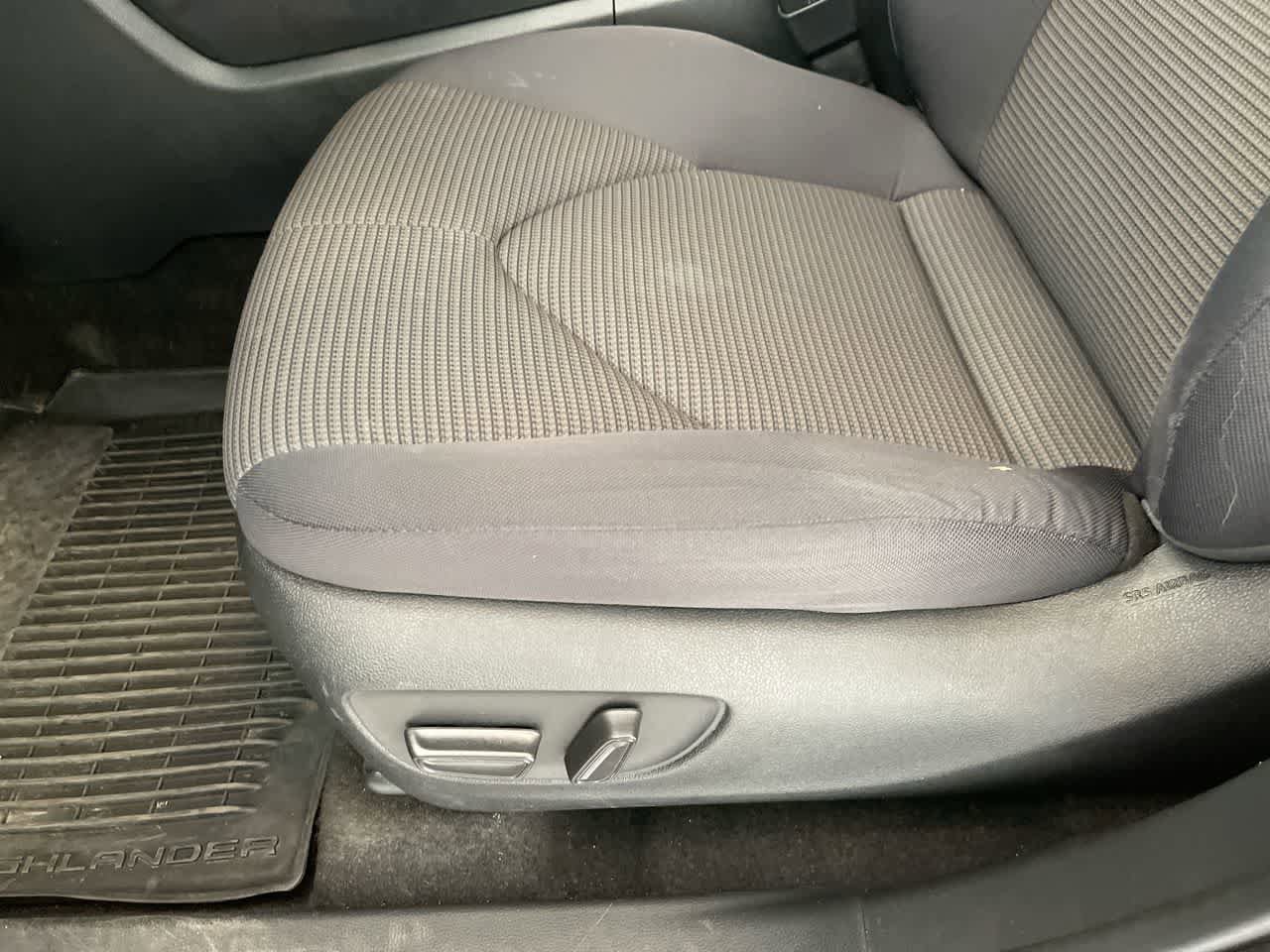 Used 2023 Toyota Highlander LE AWD/4WD image 12