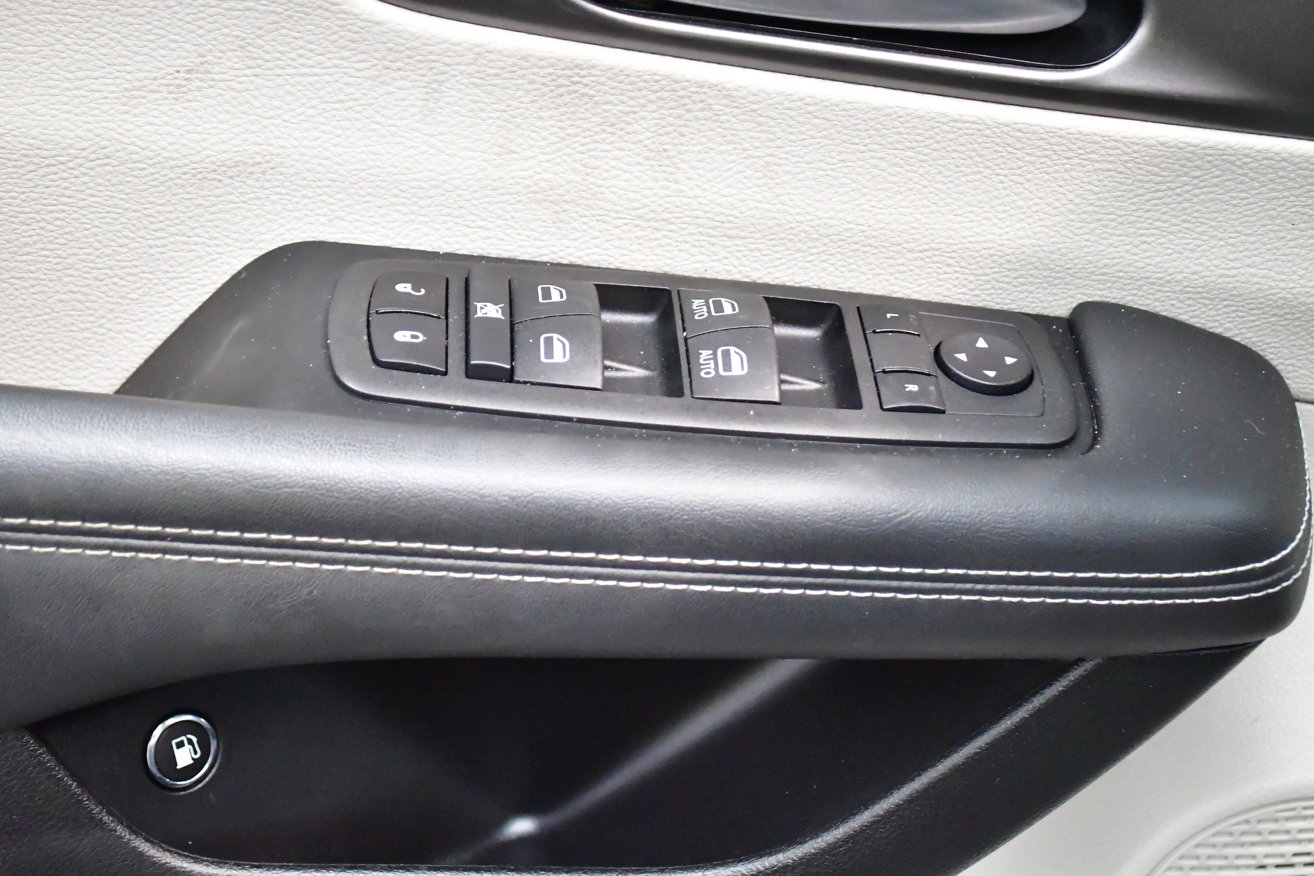 Used 2024 Chrysler Pacifica Limited FWD image 16