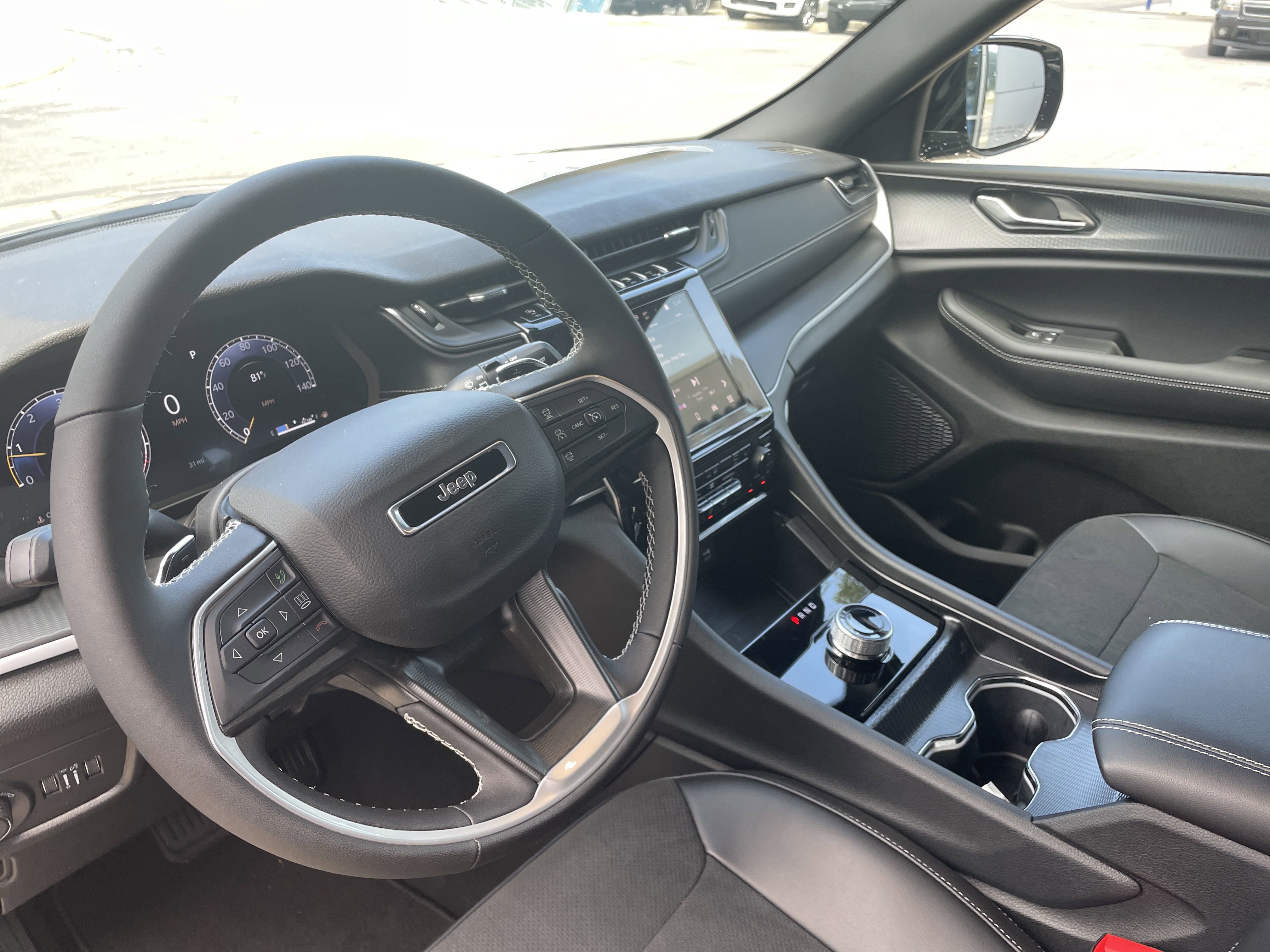 New 2025 Jeep Grand Cherokee Altitude image 14