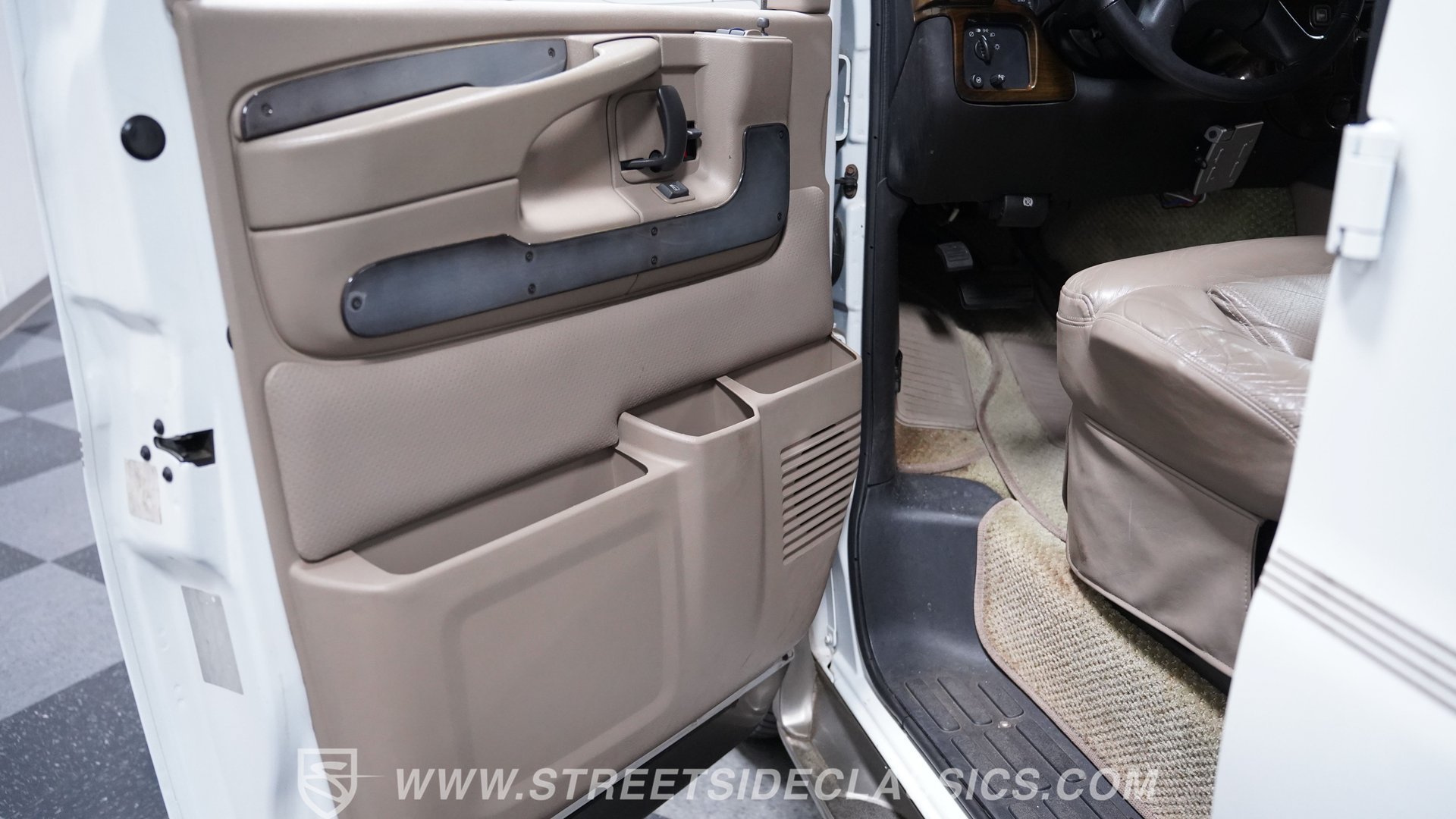 Used 2007 Chevrolet Express 1500 w/ Preferred Equipment Group RWD image 29