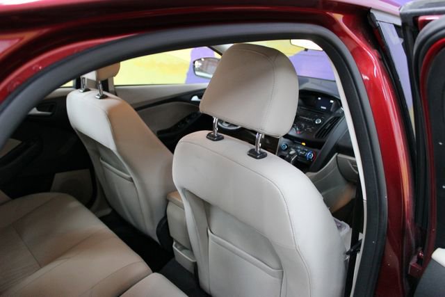 Used 2015 Ford Focus SE w/ SE Sport Package FWD image 10