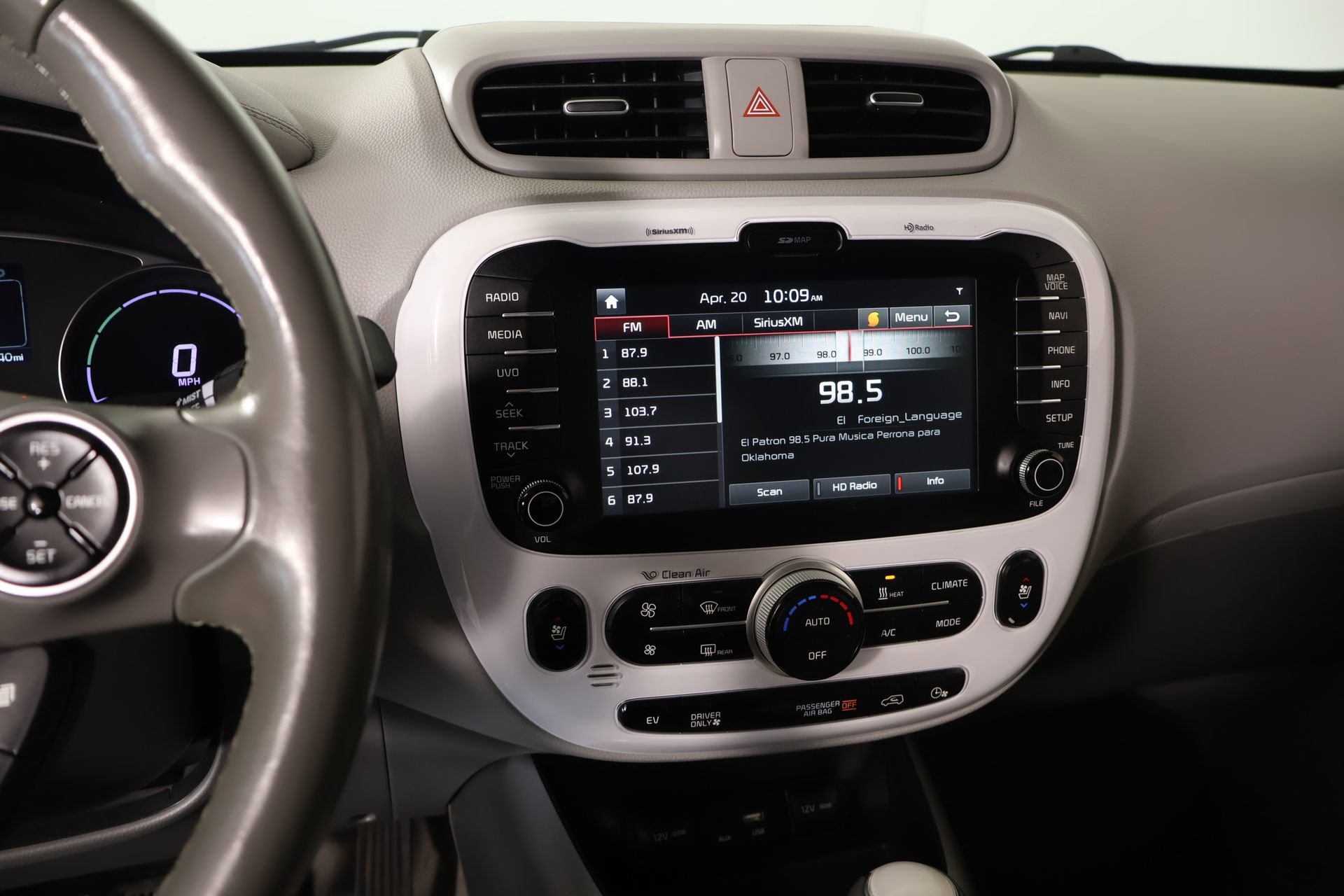 Used 2018 Kia Soul EV + image 5