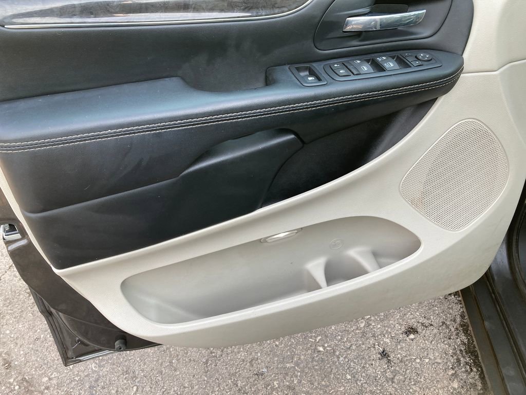 Used 2016 Chrysler Town & Country Touring image 15