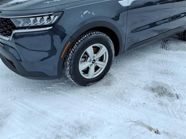 Used 2023 Kia Sorento LX image 4