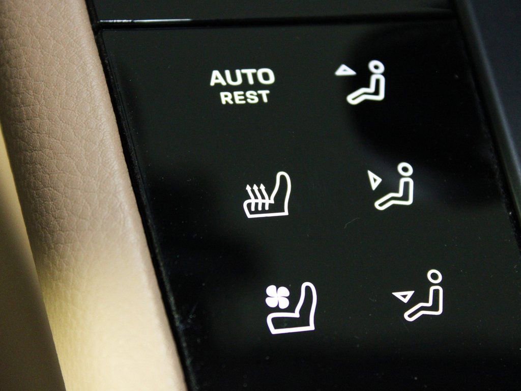 Certified 2025 Porsche Macan AWD/4WD image 28