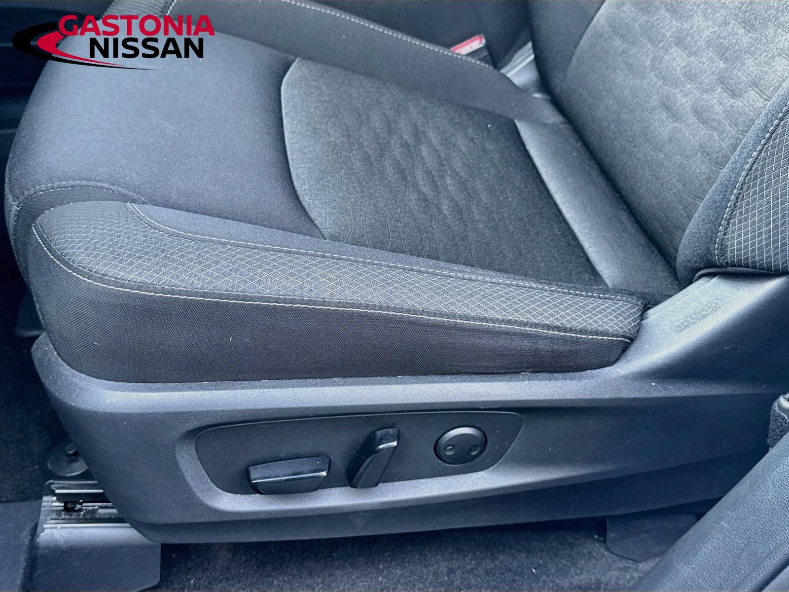 Used 2025 Nissan Pathfinder SV FWD image 23