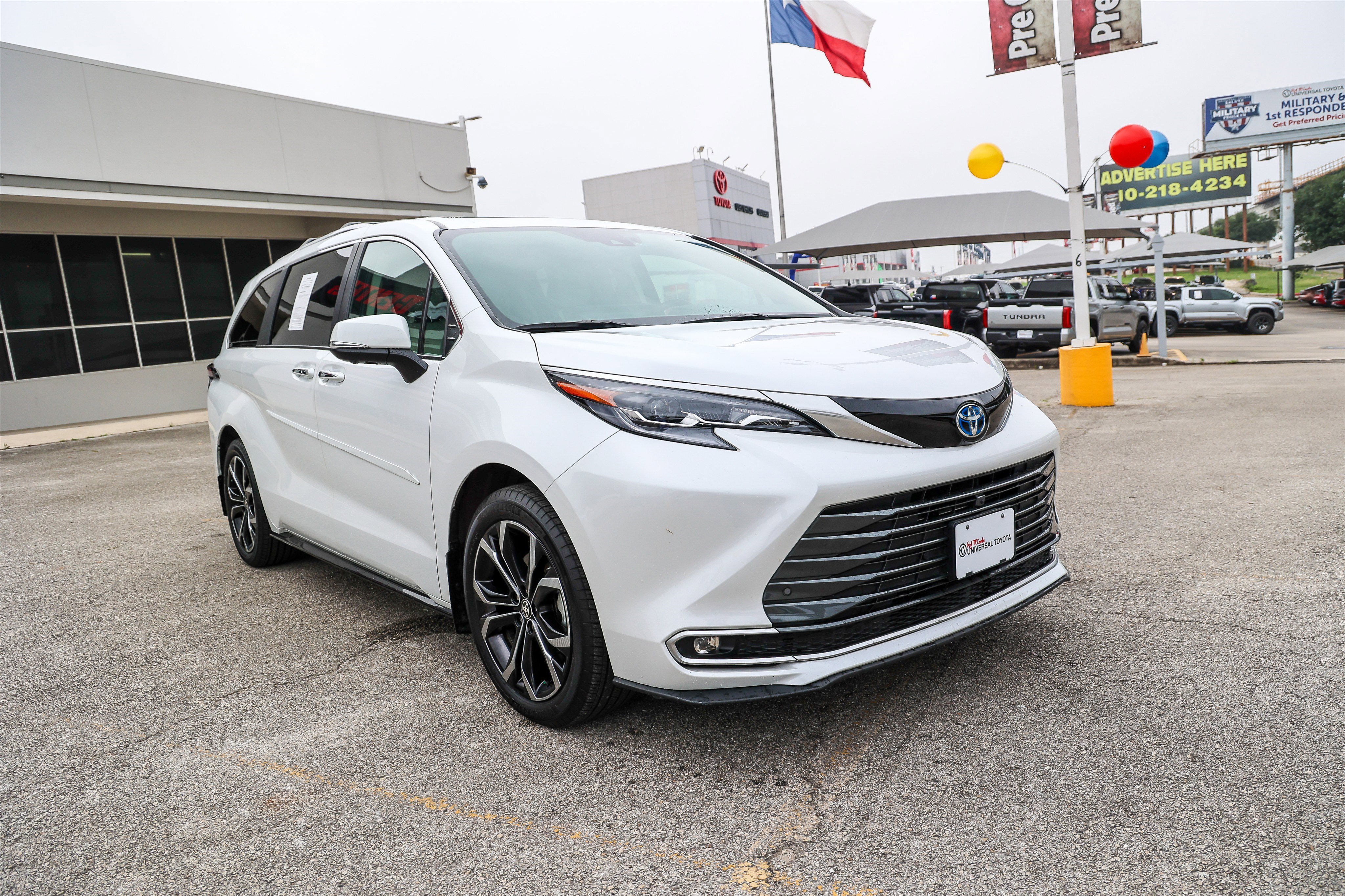Used 2025 Toyota Sienna Platinum FWD image 5