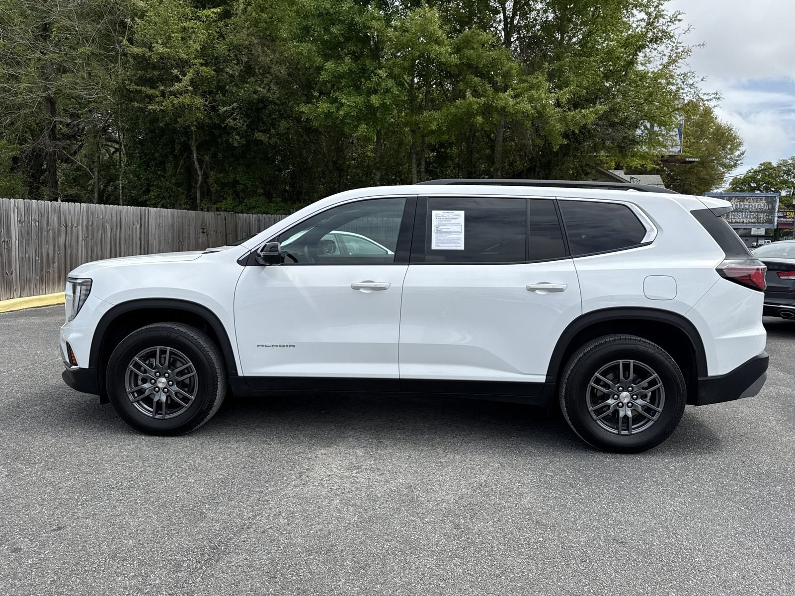 Used 2025 GMC Acadia Elevation FWD image 2