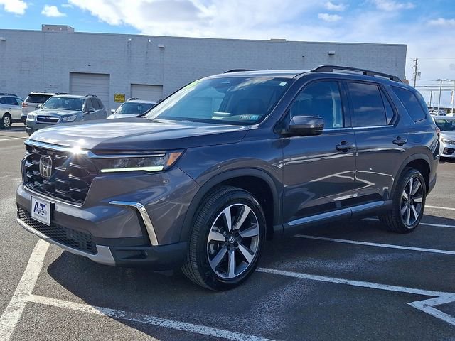 Used 2025 Honda Pilot Touring image 3
