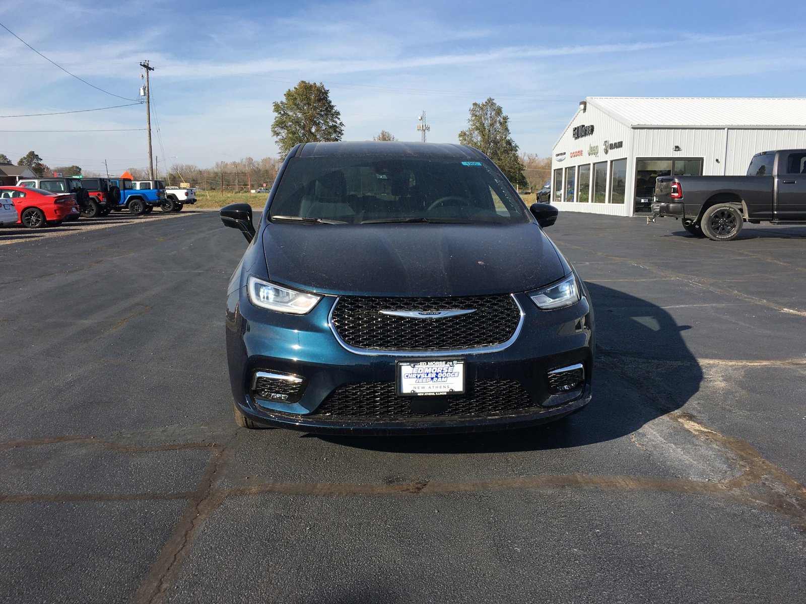 New 2025 Chrysler Pacifica Select image 4