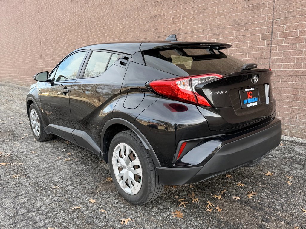 Used 2019 Toyota C-HR LE image 3